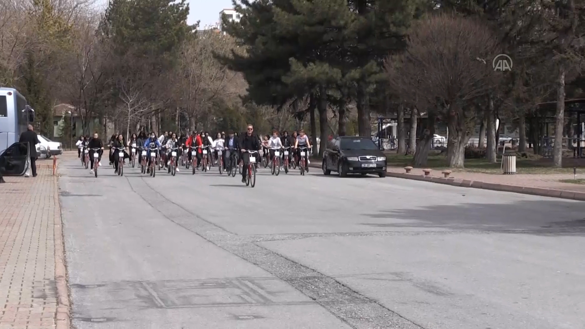 Öğrenciler Temiz Çevre İçin Pedal Çevirip Çöp Topladı