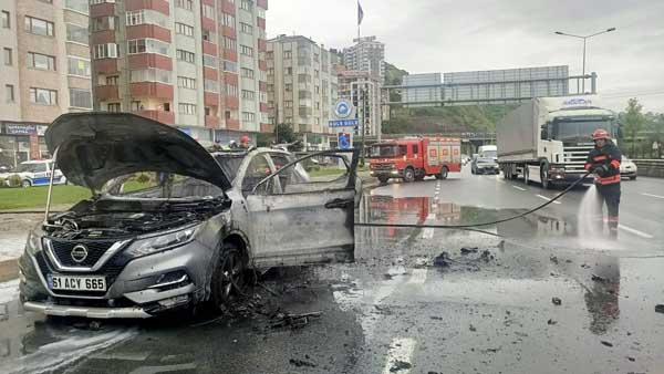 Trabzon'da seyir halinde alev alan otomobil kullanılamaz hale geldi