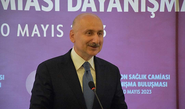 Bakan Karaismailoğlu, Trabzon'da sağlık personelleriyle bir araya geldi: