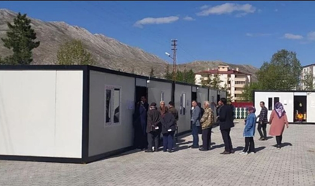 Deprem bölgesinde vatandaşlar sandık başına gitti