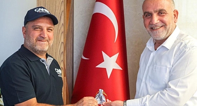 Başkan İbrahim Sandıkçı’dan Yağmura Aldırış Etmeden Çalışan İşçiye  Ödül