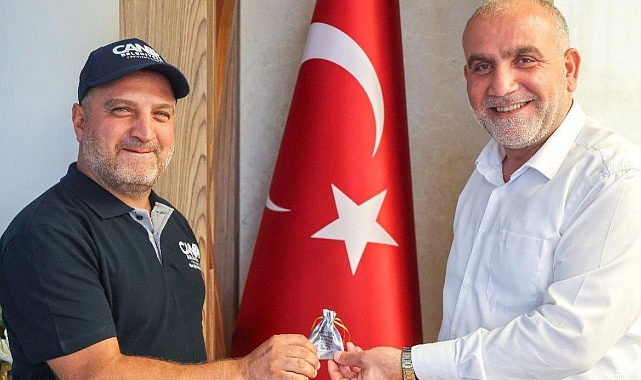 Başkan İbrahim Sandıkçı’dan Yağmura Aldırış Etmeden Çalışan İşçiye  Ödül