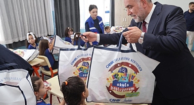 Başkan İbrahim Sandıkçı: “İlçemizde ilkokul birinci sınıfa başlayan  tüm öğrencilerimize çanta ve kırtasiye seti hediye ettik”