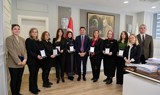 Başkan Kaya, Mor Pazar'ın gönüllü kadın çalışanlarına plaket takdim etti
