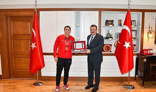 BAŞKAN GENÇ, DÜNYA ŞAMPİYONU BUSENAZ SÜRMENELİ'Yİ AĞIRLADI
