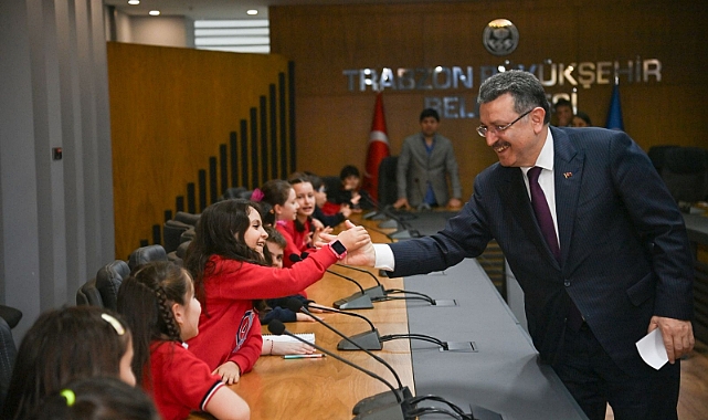 BAŞKAN GENÇ MİNİK ÖĞRENCİLERLE BULUŞTU