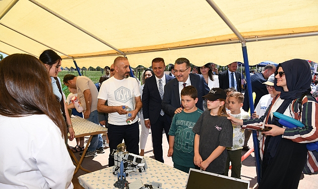 BAŞKAN GENÇ, ÇOCUKLARIN KARNE SEVİNCİNE ORTAK OLDU
