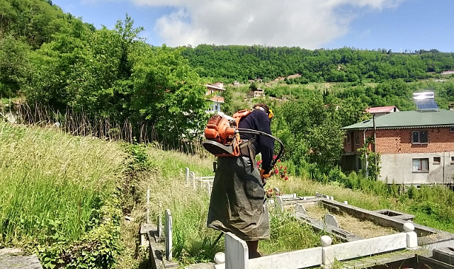 BÜYÜKŞEHİR EKİPLERİ, MEZARLIKLARDA BAYRAM HAZIRLIKLARINI TAMAMLADI