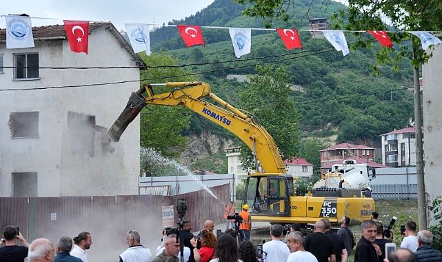 ÇAĞLAYAN KENTSEL DÖNÜŞÜM PROJESİ KAPSAMINDA İLK YIKIMLARA BAŞLANDI BAŞKAN KAYA: “ÇAĞLAYAN KENTSEL DÖNÜŞÜM PROJEMİZDE İLK ADIMI ATMANIN HEYECAN VE MUTLULUĞUNU YAŞIYORUM”