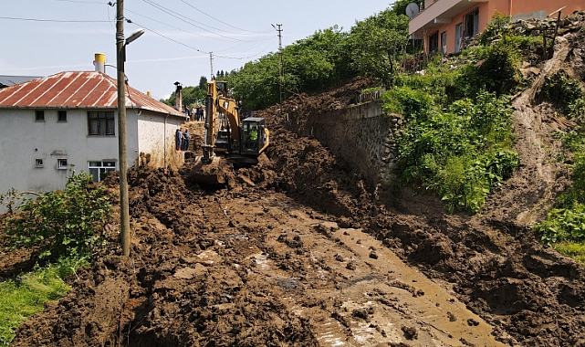 ORTAHİSAR BELEDİYESİ, AĞILLI’DA YAŞANAN HEYELANA MÜDAHALE ETTİ