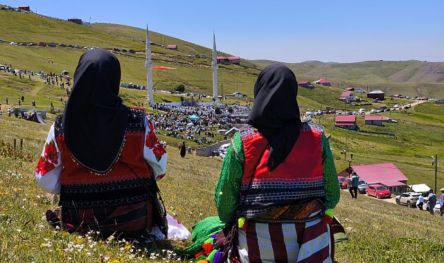 KADIRGA OTÇU ŞENLİĞİ’NDE BAŞKAN GENÇ’TEN YOL MÜJDESİ