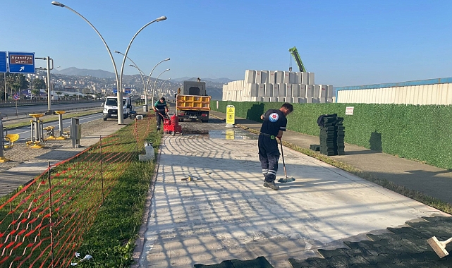 BÜYÜKŞEHİR SAHİLDEKİ YÜRÜYÜŞ YOLUNU YENİLİYOR 