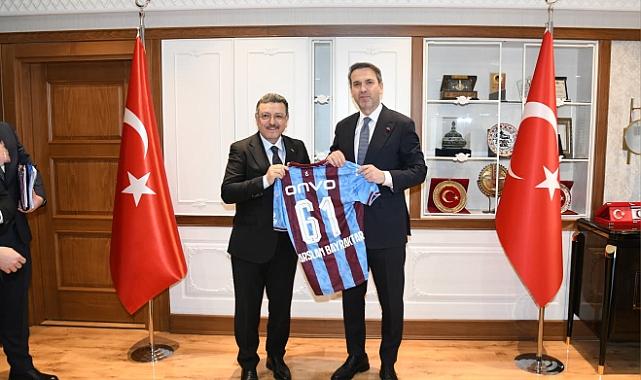 BAKAN BAYRAKTAR’DAN TRABZON BÜYÜKŞEHİR BELEDİYESİ’NE ZİYARET