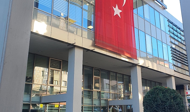 BÜYÜKŞEHİR'İN BİNALARI BAYRAKLARLA SÜSLENDİ