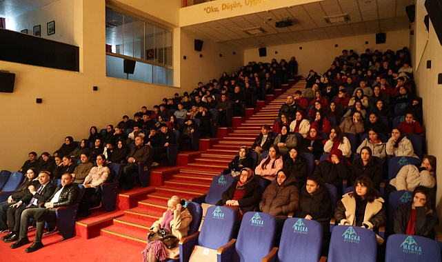 İLÇELERDE TİYATRO ŞÖLENİ SÜRÜYOR