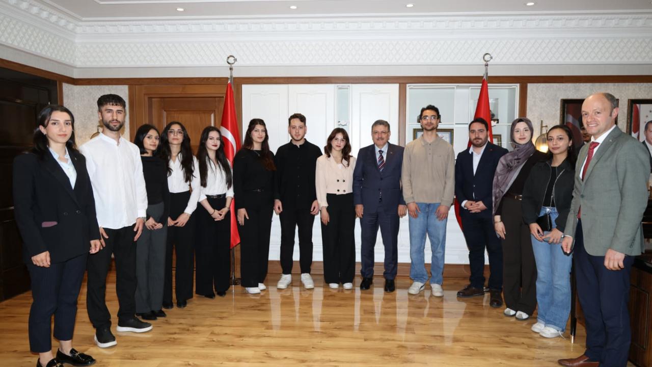 BAŞKAN GENÇ, BAŞARILI HUKUK ÖĞRENCİLERİNİ ÖDÜLLENDİRDİ