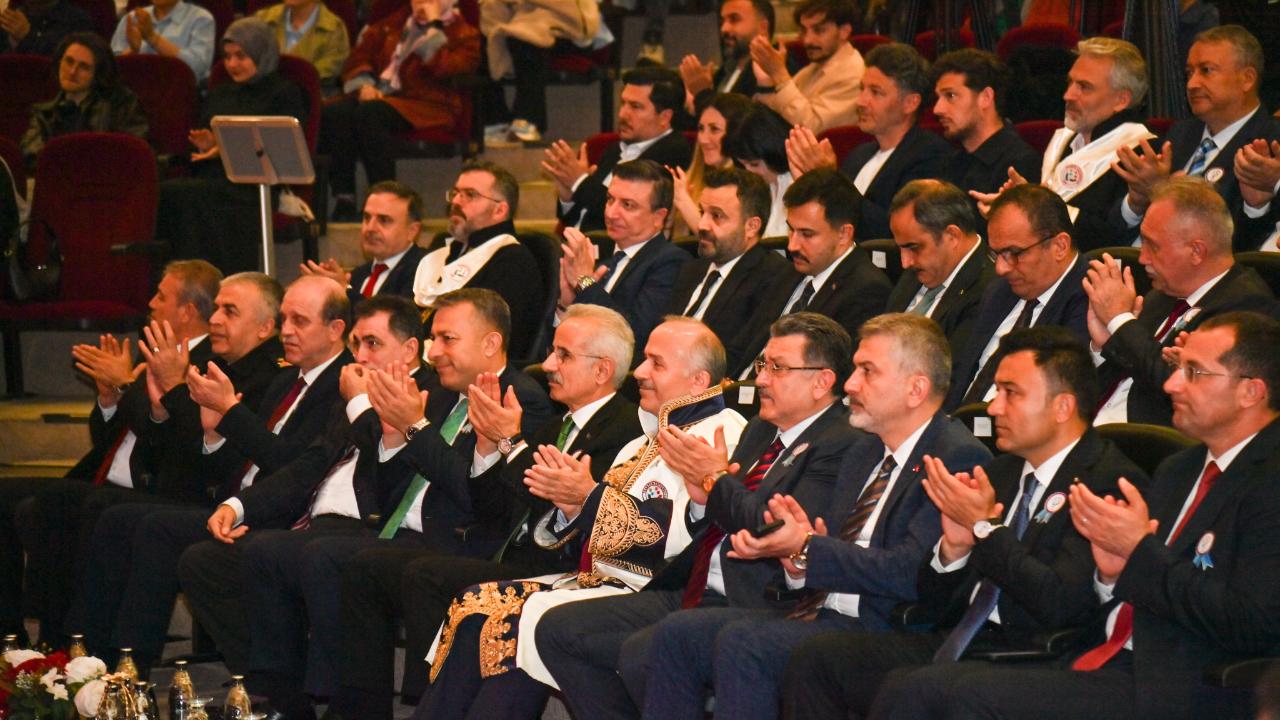 BAŞKAN GENÇ: ÜNİVERSİTELERİMİZ GURUR KAYNAĞIMIZ