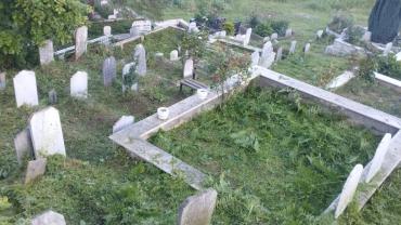 BÜYÜKŞEHİR’DEN BAYRAM ÖNCESİ MEZARLIKLARDA KAPSAMLI TEMİZLİK