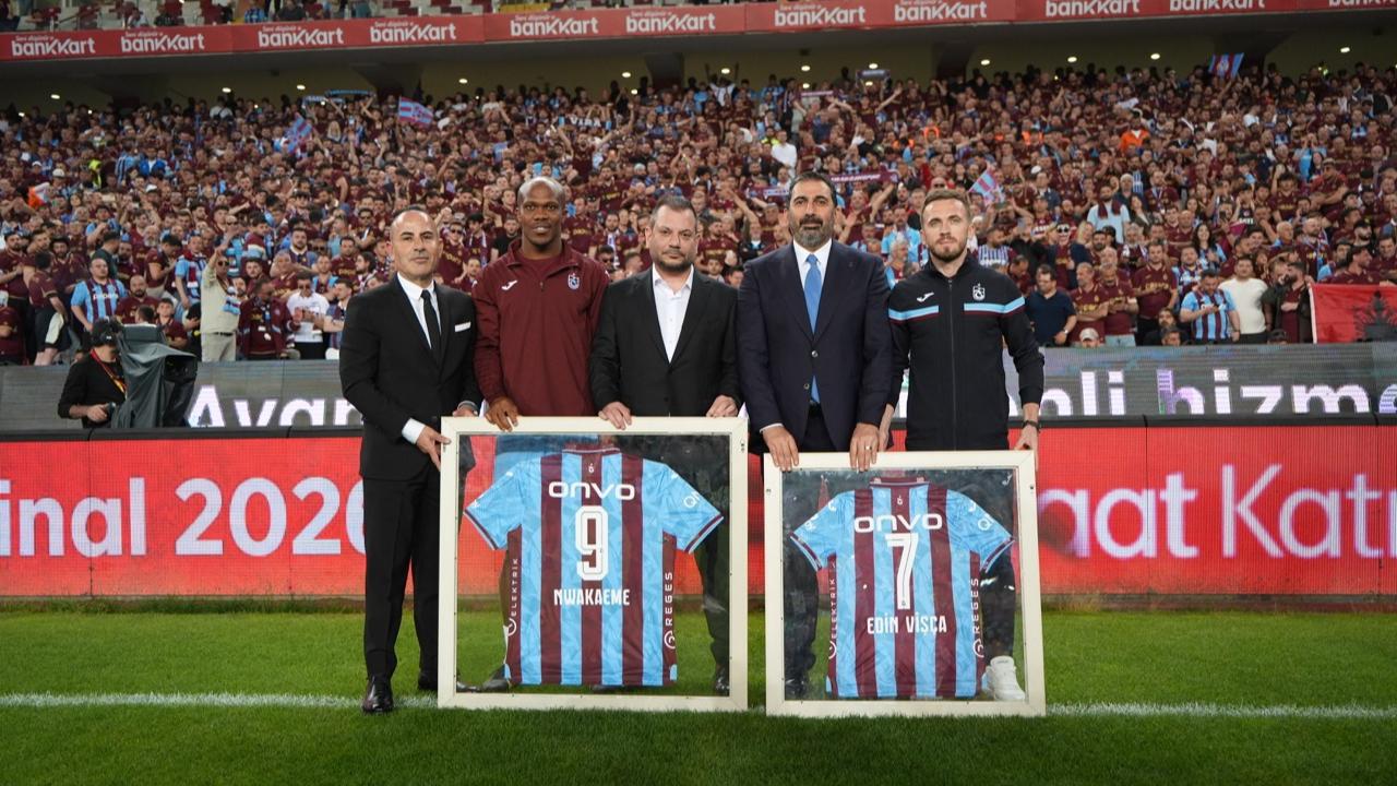 Edin Vişça ve Anthony Nwakaeme'ye teşekkür plaketi