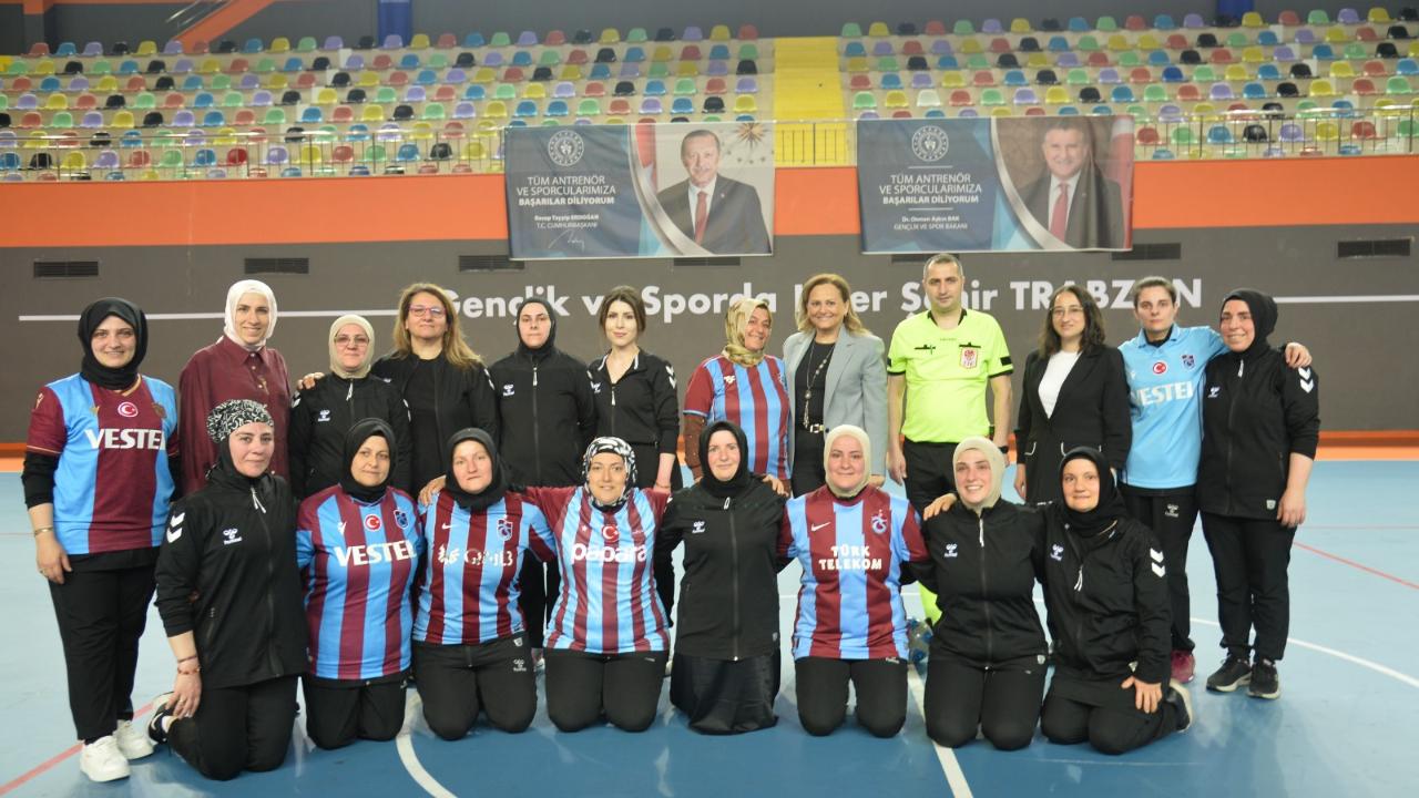 ÖZEL KADINLAR FUTBOLDA DA ENGEL TANIMADI