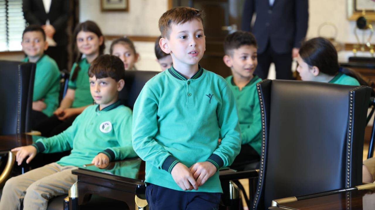 BAŞKAN GENÇ MİNİK MİSAFİRLERİNİ AĞIRLADI