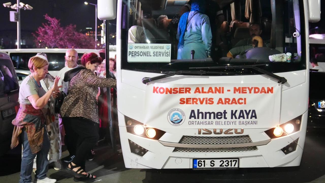 BAŞKAN KAYA, KONSER SONRASI MAĞDURİYET YAŞAYAN VATANDAŞLARIN İMDADINA YETİŞTİ