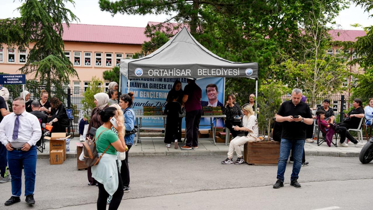 BAŞKAN KAYA, VELİLERİN SINAV HEYACANINI PAYLAŞTI