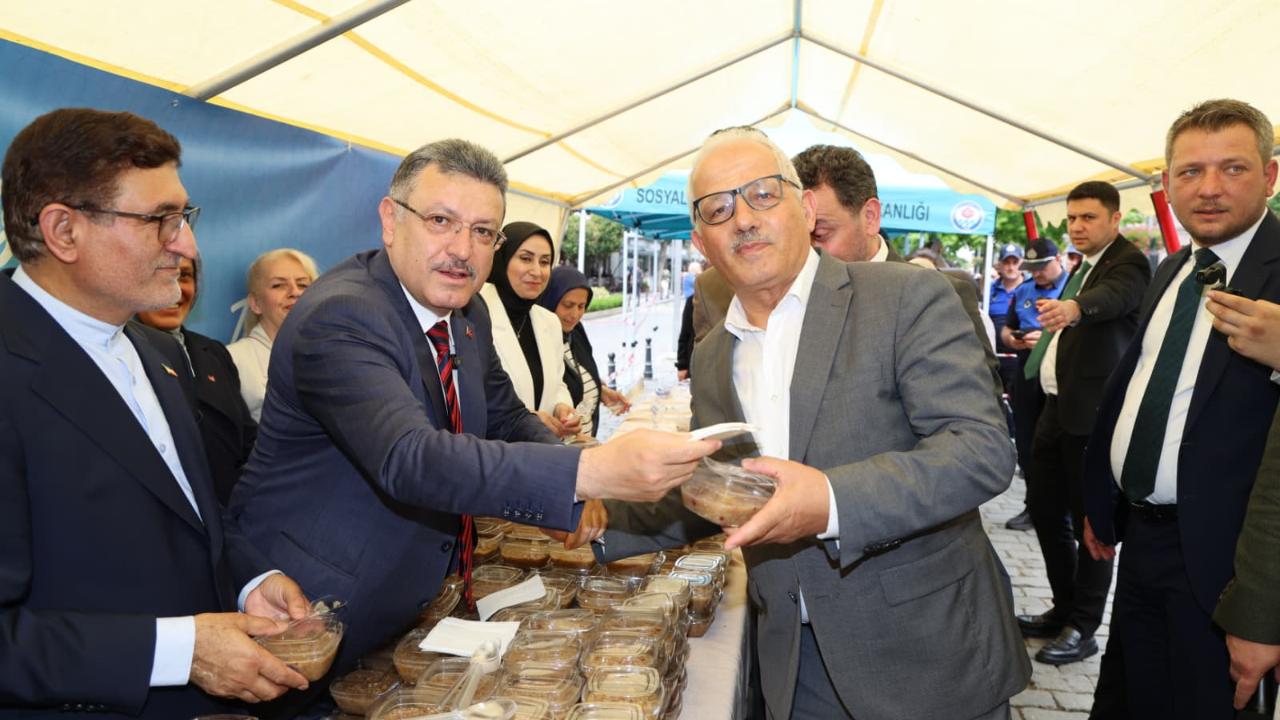 BÜYÜKŞEHİR'DEN 3 BİN KİŞİYE AŞURE İKRAMI
