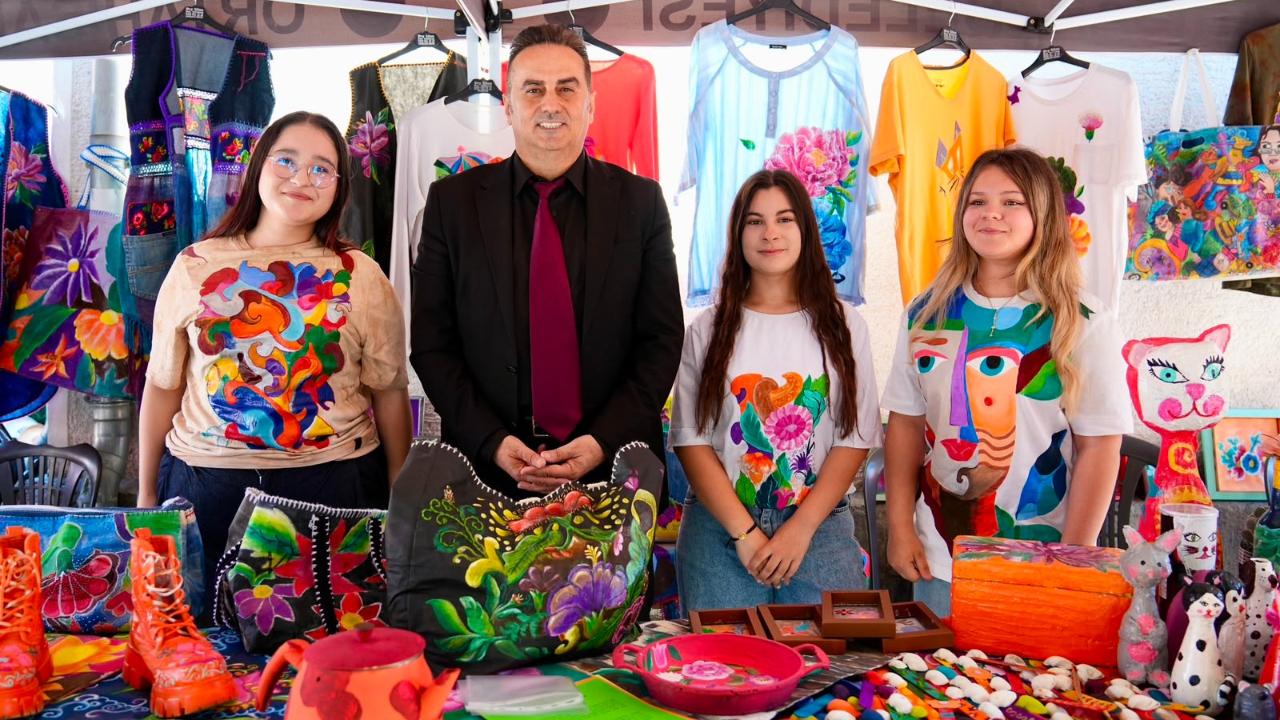 ORTAHİSAR’DA SIFIR ATIK VE SANAT BULUŞTU: GERİ DÖNÜŞÜM ESERLERİ SERGİLENDİ