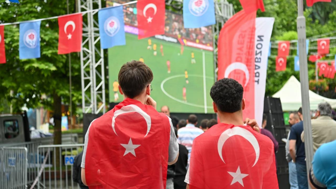 TRABZON, MİLLİ TAKIM İÇİN TEK YÜREK OLDU