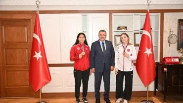 “BAYRAĞIMIZI GURURLA DALGALANDIRDINIZ”