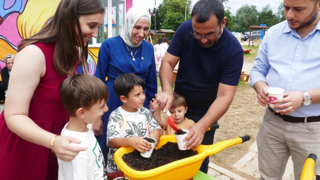 ÇİLEKLİ DÜŞLER KÖYÜ'NDE EBEVEYN-ÇOCUK ATÖLYESİ’NE YOĞUN İLGİ
